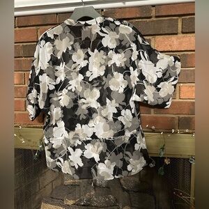 🛍️ Banana Republic cute half button front top with new condition.